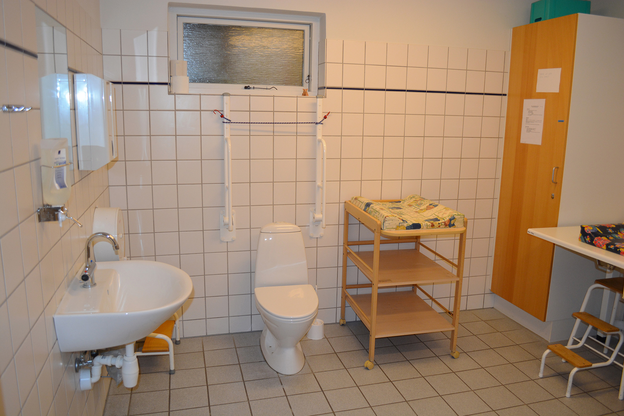 forsamlingshuset byder på et godt handicap toilet med pulsebord