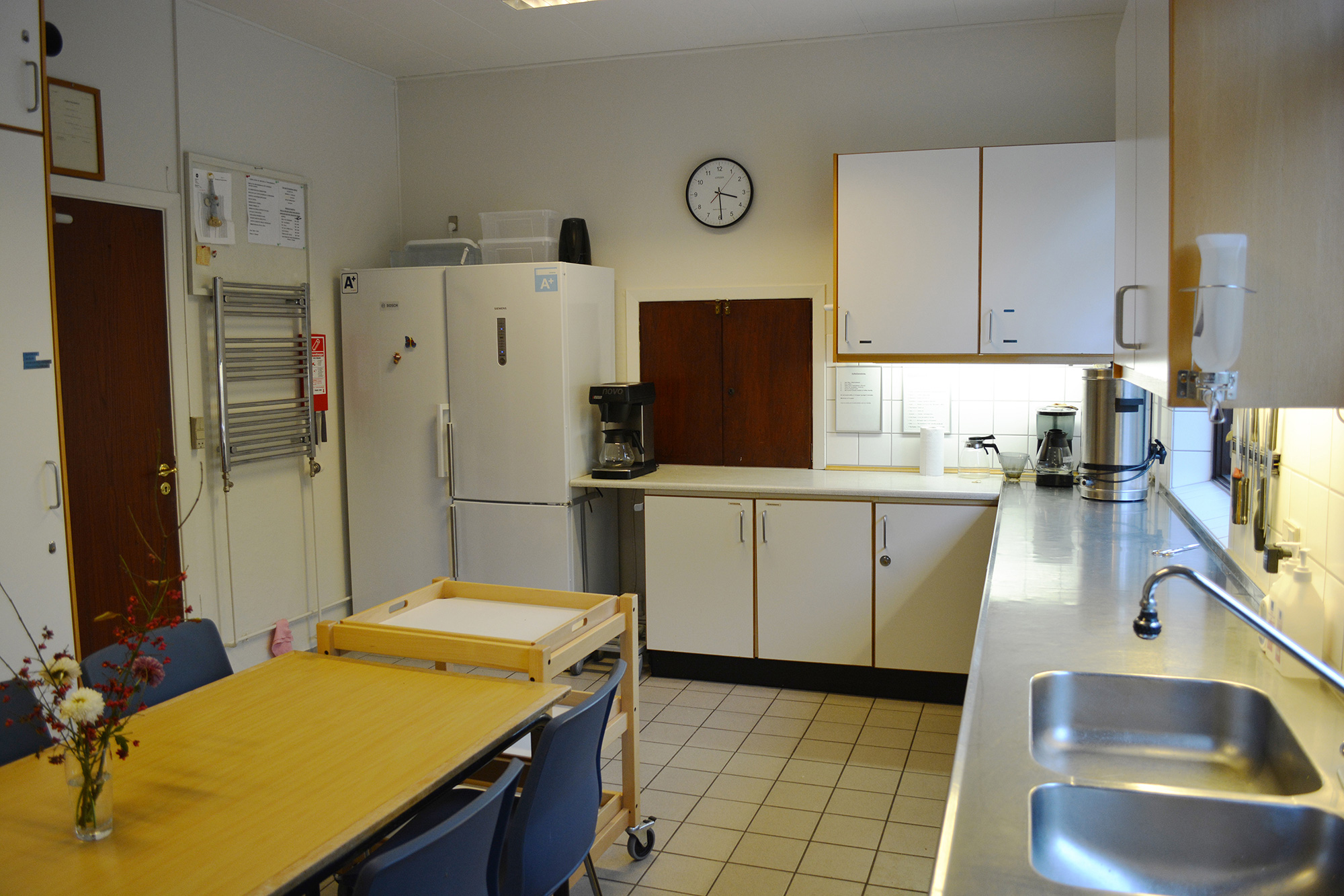 Stort køkken og mulighed for automatisk rengøring i forsamlingshuset